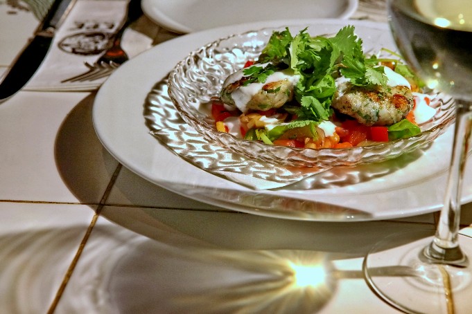 דגים אוכלים בים