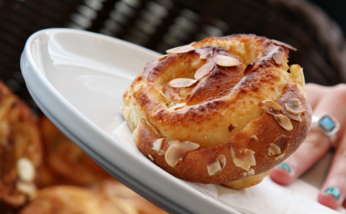 שושני בריוש עם קרם שקדים  