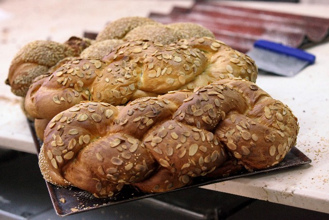 חלת שקדים אפויה על קוביות קרח