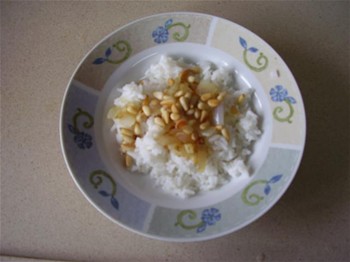 אורז לבן בליווי צנוברים ובצל